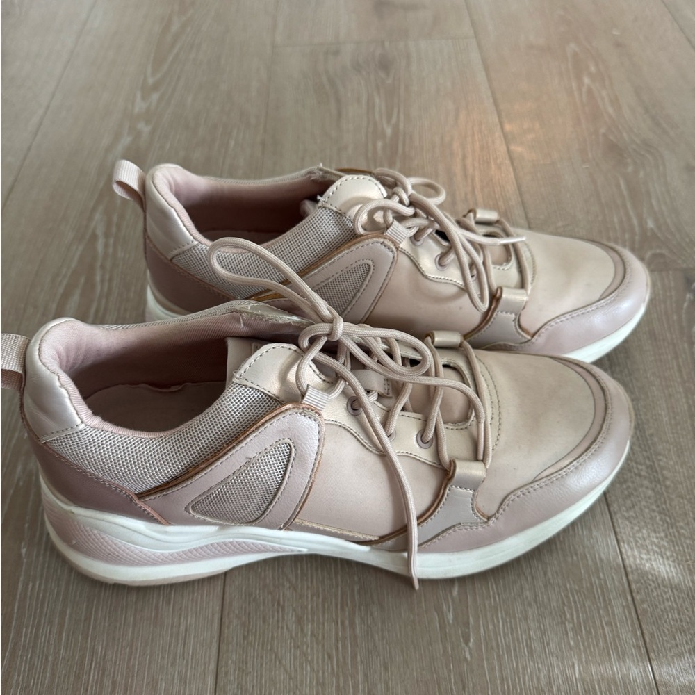 Tennis shoes